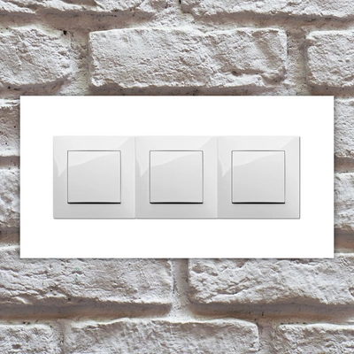 Osłona, ramka szklana pod włącznik światła lub gniazdko biała potrójna